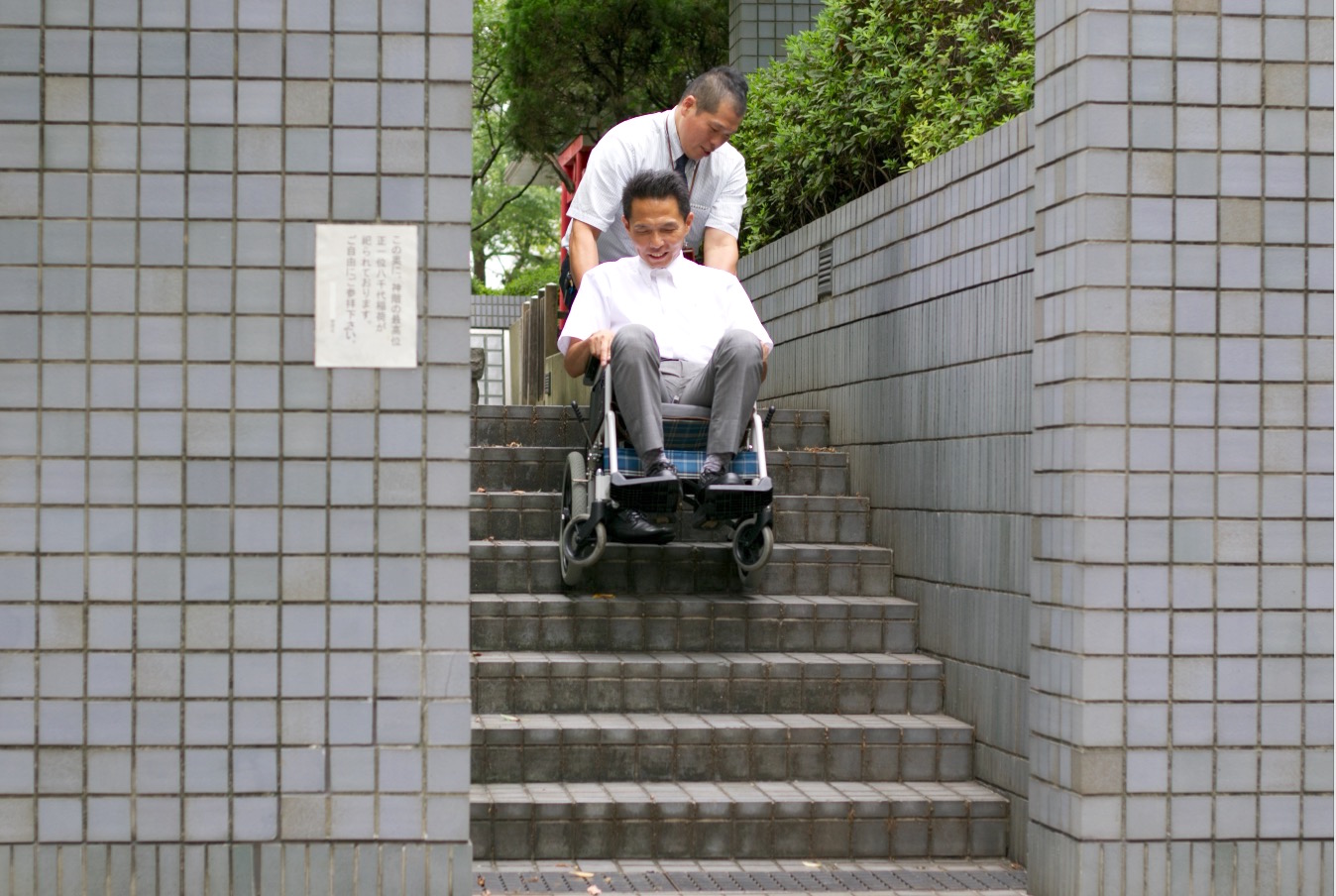 急な階段、車椅子で登る,患者,階段,病人,移送,階段の登り降り